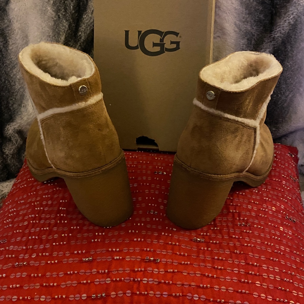 Ugg Suede Sheepskin Lined Logo Boots In Excellent Condition
